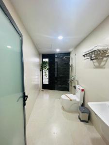 uma casa de banho com um WC e um lavatório em Hans Sóc Homestay em Da Lat