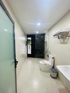 un bagno con un water e un lavandino di Hans Sóc Homestay a Da Lat