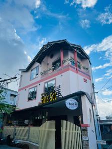 un edificio con un cartello sul lato di Hans Sóc Homestay a Da Lat