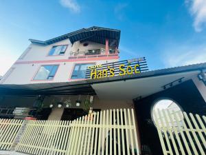 a building with a sign that reads fires see at Hans Sóc Homestay in Da Lat