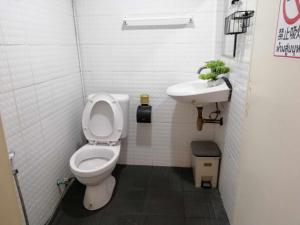 a small bathroom with a toilet and a sink at Chuencheewa Resort in Pattaya South