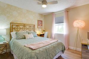 サバンナにあるContemporary Stylish Home btw DWTN Savannah&Tybee!のベッドルーム1室(ベッド1台、ランプ、窓付)