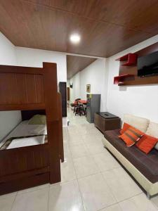 ein Schlafzimmer mit einem Etagenbett und einem Tisch in der Unterkunft Family Apart Studio in Puerto Baquerizo Moreno