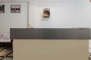 a gray counter top in a white room at OYO Hotel Sri Hari in Bihta