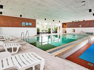 una piscina en un edificio con piscina en Holiday home Gilleleje LXXXIX, en Gilleleje