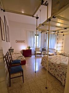 um quarto com 2 camas e uma cadeira num quarto em Agriturismo San Lorenzo em Fiuggi