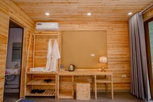 een kamer met een bureau in een houten muur bij Meo Vac Valley in Mèo Vạc