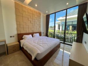 Un pat sau paturi într-o cameră la Sapphire Canggu 3 Bedroom Villa with private pool +21 fotografii