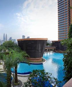 ein Gebäude mit Pool mitten in einer Stadt in der Unterkunft AmyliaLee service suit berjaya time square at kl in Kuala Lumpur