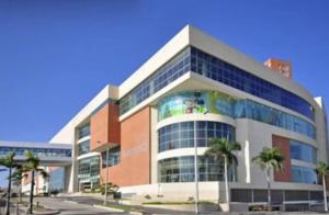 un gran edificio con palmeras delante en Apt nuevo 15min CC BuenavistValmundo TV50 Netflix, en Barranquilla