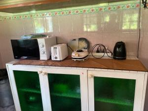 encimera de cocina con microondas y tostadora en SU house Koh Phangan, en Thong Nai Pan Yai