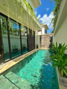 Piscina de la sau aproape de Sapphire Canggu 3 Bedroom Villa with private pool