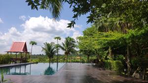 - une piscine avec des arbres et un kiosque dans l'établissement Tonkhao resort, à Ban Chuang