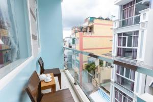 Dieses Zimmer bietet einen Balkon mit Stadtblick. in der Unterkunft Sunny Guesthouse2 in Ho-Chi-Minh-Stadt