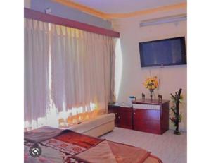 Televízia a/alebo spoločenská miestnosť v ubytovaní Shreenath Palace, Ujjain