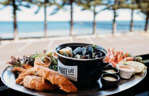 Un plato de comida con una taza de café sobre una mesa. en Ceduna Foreshore Hotel Motel, en Ceduna
