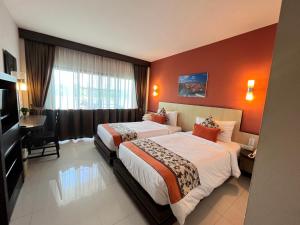 Chiangkhong Teak Garden Riverfront Onsen Hotel- SHA Extra Plus客房内的一张或多张床位