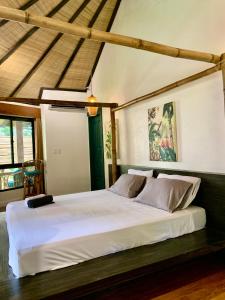 a bedroom with a large white bed in a room at Villa Amuntai with Pool & Jacuzzi in Dinalupihan