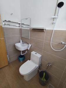 Ένα μπάνιο στο Nana's Sitiawan Home Stay, Victoria cottage +82 φωτογραφίες