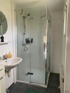 y baño con ducha y lavamanos. en Chalet with 2 bedrooms for 4 people for rent in Hoorn Netherlands, en Hoorn
