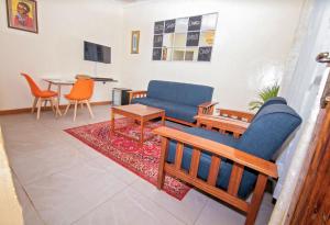un soggiorno con divano blu e tavolo di Ebony Mara a Narok