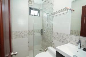 ein Bad mit einer Dusche, einem WC und einem Waschbecken in der Unterkunft Sunny Guesthouse2 in Ho-Chi-Minh-Stadt