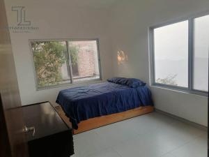 - une chambre avec un lit et 2 fenêtres dans l'établissement Terraza Lotelazo, à Guadalajara