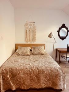 Les Suites du 119 في فان: غرفة نوم بسرير ومرآة وطاولة