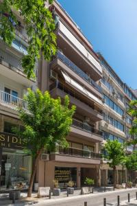 een appartementencomplex met bomen ervoor bij Sigrou 44 in Thessaloniki