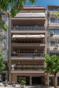 een extern uitzicht op een gebouw met balkons bij Sigrou 44 in Thessaloniki