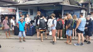 GiliFerries Semaya One Cruise في بادانجباى: مجموعة من الناس تقف أمام متجر