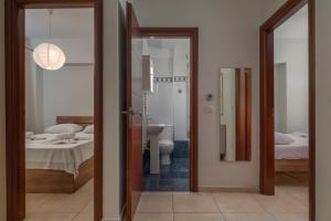een kamer met een badkamer met een wastafel en een toilet bij Sigrou 44 in Thessaloniki