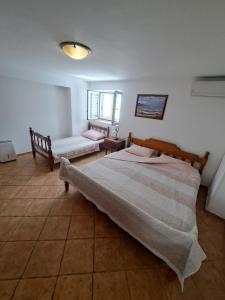 um quarto com uma cama grande e um sofá em Apartments Pejanović em Kotor mais 37 fotografias