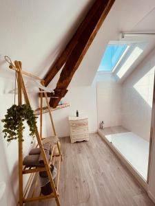 Habitación con cama y ventana convertida en loft. en Les Suites du 119 en Vannes