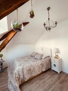 - une chambre avec un lit et un lustre dans l'établissement Les Suites du 119, à Vannes