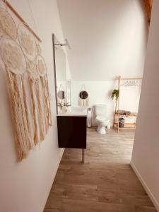 uma casa de banho com um lavatório e um WC em Les Suites du 119 em Vannes