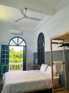 sypialnia z łóżkiem i oknem w obiekcie Hanoi AVANA HOMESTAY LONG BIEN w mieście Hanoi
