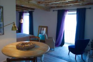 una camera da letto con tavolo e letto e un letto e finestra di Dream vacation on the lake a Brissago