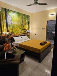 1 dormitorio con 1 cama y una pintura en la pared en C Pearl, en Majorda