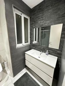 Ένα μπάνιο στο Modern & Cosy Apartment in Marsaxlokk