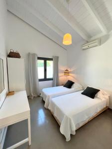 twee bedden in een witte kamer met twee tafels bij Peaceful 2 BR Villa NR Gaios w Seaview and Pool in Gaios