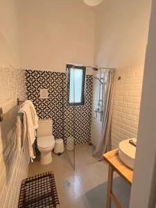 een badkamer met een toilet en een wastafel bij Peaceful 2 BR Villa NR Gaios w Seaview and Pool in Gaios