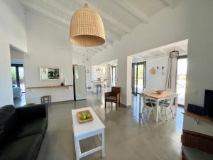 een woonkamer met een bank en een tafel bij Peaceful 2 BR Villa NR Gaios w Seaview and Pool in Gaios