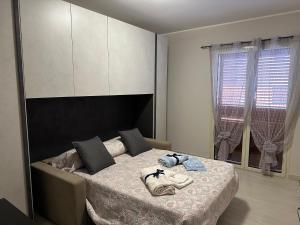 ein Schlafzimmer mit einem Bett mit Handtüchern darauf in der Unterkunft Casa dolce casa in Trecastagni