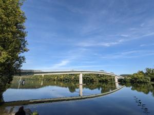 eine Brücke über einen Fluss mit dem Himmel in der Unterkunft Wohnen am Main 1a-ammain in Margetshöchheim