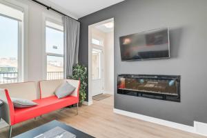 uma sala de estar com lareira e um sofá vermelho em Brand New 3-Bedroom Home in a Quiet Neighborhood em Calgary