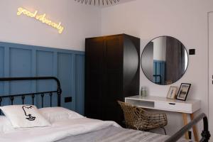 um quarto com uma cama e um espelho em blue moon. cozy apartment near Iulius Mall em Cluj-Napoca