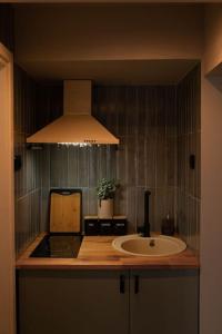 uma cozinha com um lavatório e um fogão em blue moon. cozy apartment near Iulius Mall em Cluj-Napoca
