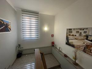 Habitación con ventana, silla y una foto en Rooms & Breakfast La Filigrana, en Fabriano