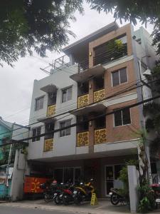 un edificio con motocicletas estacionadas frente a él en Sunny Day Residences Cainta, en Cainta